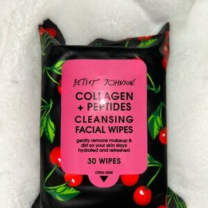 Betsey Johnson Collagen + Peptides Makeup Remover Wipes - Black and Pink